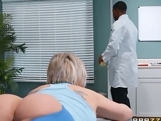 Dee Williams Gets Fucked By Hard Medic's Dick In The Hospital